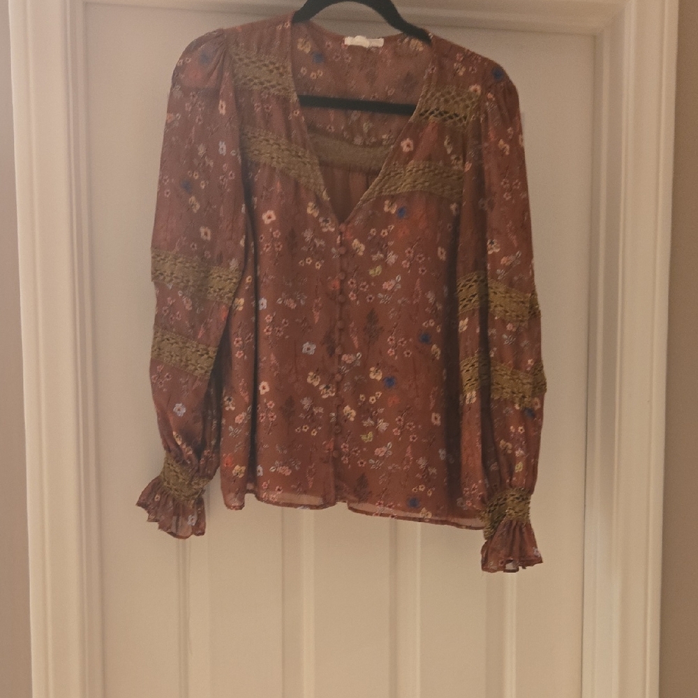 Chic Floral V-Neck Blouse with Lace Accents
